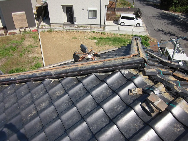 熨斗瓦を積み直していく様子